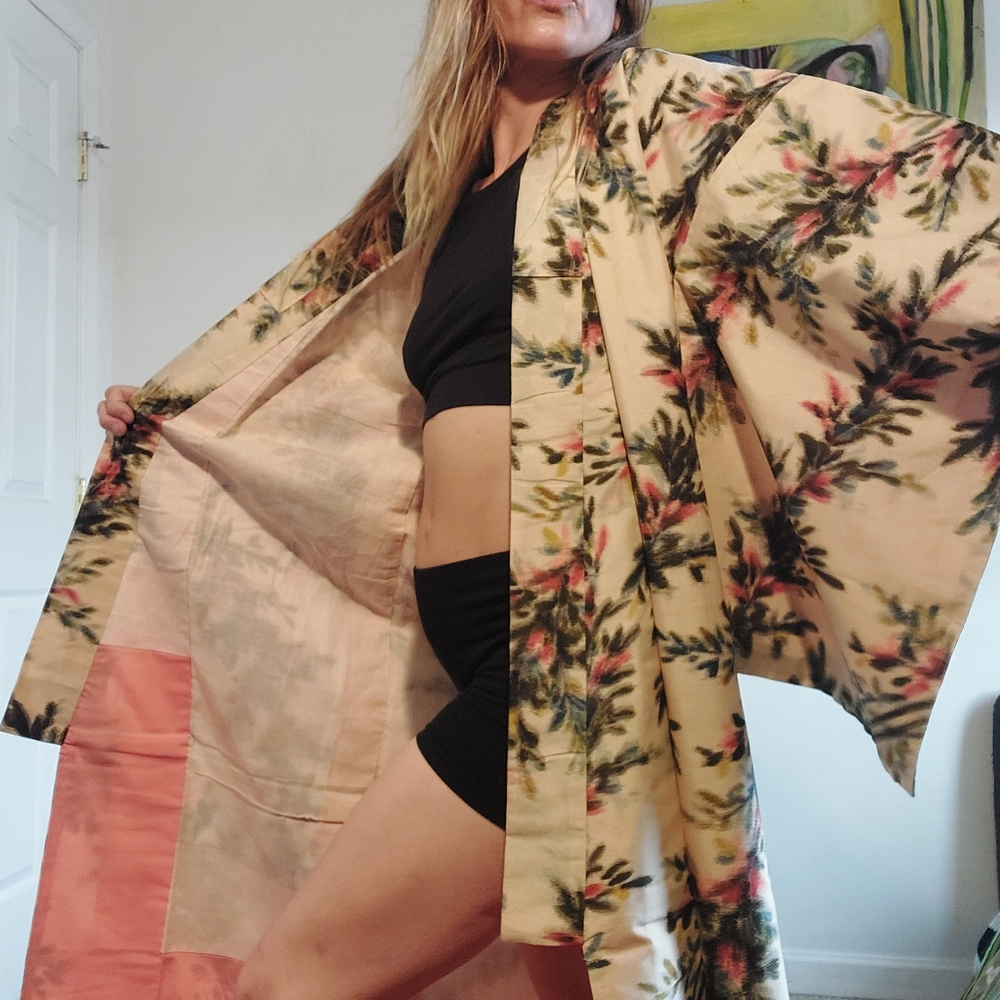 Vintage Japanese Kimono w/ fuzzy floral design - Picture 6 of 11